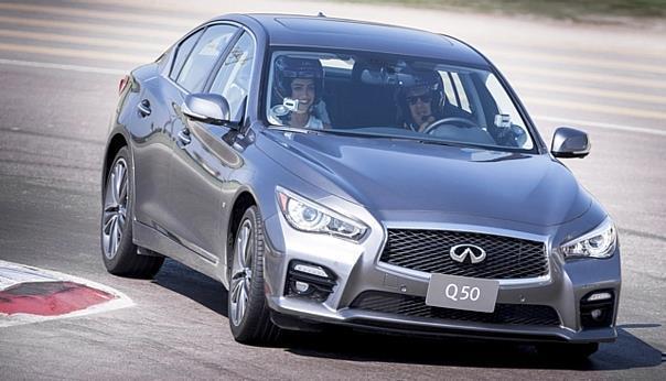 Sebastian Vettel stellt neuen Infiniti Q50 in Abu Dhabi vor. Foto: dpp-Auto-Reporter